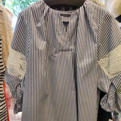 sale‼️Blue Fronce ブルーフロンセ ★定価14300円★ストライプブラウス　定価14300円　袖レース切り替え　トップス　2色　ストライプ　ホワイト　M～Lサイズ対応