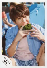 【中古】生写真(ジャニーズ) ジャニーズWEST/濱田崇裕/膝上・座り・シャツ青・インナーピンク・両手スイカ・首傾げ/『人生は素晴らしい』PV＆ジャケ写撮影/公式生写真