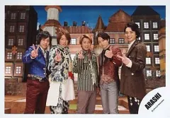 【中古】生写真(ジャニーズ) 嵐/集合(5人)/横型・膝上・センター大野・櫻井.大野指立て・相葉右手グー・他2人ピース・背景建物・引き/公式生写真