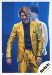 【中古】生写真(ジャニーズ) Kis-My-Ft2/千賀健永/膝上・衣装黄・黒・両手下・笑顔・歯見せ・目線下・ライト青/シングル「HANDS UP」MVオフショット/公式生写真