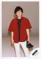 【中古】生写真(ジャニーズ) 嵐/二宮和也/膝上・衣装赤白・左手グローブ・体正面/シングル「夏疾風」MV＆ジャケ写撮影オフショット/公式生写真