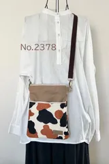 〈ベージュ〉三毛猫柄　小さめショルダーバッグ　スマホポーチ　akaneko サコッシュ　猫バッグ