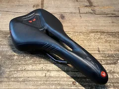 ASTUTO(オストゥト)カーボンサドル ASTUTO(オストゥト)カーボンサドル