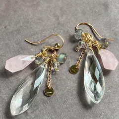 ピンクのモルガナイトがアクセント！クリスタルロングペアシェイプピアス