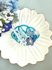 花結びのヘアクリップ　-空硝子(そらがらす)-（水引×つまみ細工／青×白／ハンドメイド髪飾り）