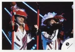 【中古】生写真(ジャニーズ) Kis-My-Ft2/藤ヶ谷太輔・北山宏光/横型・ライブフォト・上半身・衣装白・赤・ピンク・帽子・北山右手マイク・目線右/公式生写真