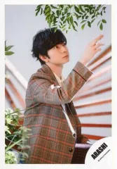 【中古】生写真(ジャニーズ) 嵐/松本潤/膝上・座り・衣装チェック柄えんじ色・体右向き/シングル「君のうた」MV＆ジャケ写撮影オフショット/公式生写真