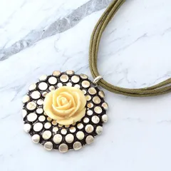 スペイン直輸入　ネックレス　フラワーペンダント　シルバー925メッキ　大ぶり　カーキ　大人　存在感　個性的　インポートアクセサリー