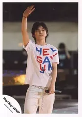 【中古】生写真(ジャニーズ) Hey! Say! JUMP/山田涼介/ライブフォト・膝上・衣装白Tシャツ・左手マイク・右手上げ/公式生写真
