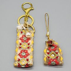 [157]インド刺繍リボンのキーホルダー（バッグチャーム）とストラップの2点セット（生成り・ピンク系、金具：ゴールド系）、ハンドメイド