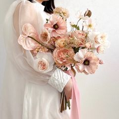 くすみピンクカラーの海外風ブーケ　アーティフィシャルフラワー　ウェディングブーケ　ブートニア付　造花　ポピー　バラ