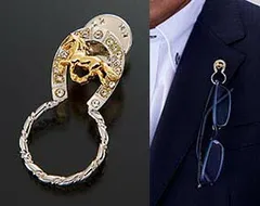 眼鏡ホルダー 紳士 ピンブローチ「駿馬＆馬蹄」眼鏡ホルダー / 服につける おしゃれ 眼鏡紛失防止 パール ミキモト メンズ アンティーク 人気 高級 セレモニー 入学式 入園式 卒業式 卒園式 成人式 カジュアル シンプル ワンポイント ブローチ スーツ