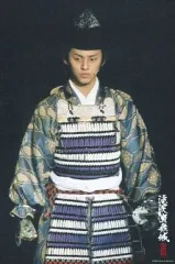 【中古】生写真(ジャニーズ) Kis-My-Ft2/藤ヶ谷太輔/ライブフォト・膝上・和服青金・鎧・目線左・帽子・背景黒/2Lサイズ/滝沢演舞城