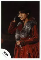【中古】生写真(ジャニーズ) NEWS/錦戸亮/衣装赤・膝上・左手マイク・背景黒・ライブフォト/公式生写真