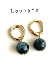 796  1年中使えるシンプルなブルーピアス ネイビーブルー ラメ入りアクリルビーズとゴールドチャーム 高品質樹脂ピアスです 金属フック無料交換 イヤリングプラス100yen ノンホールピアス 樹脂ポストピアス 金属ポストピアスあり