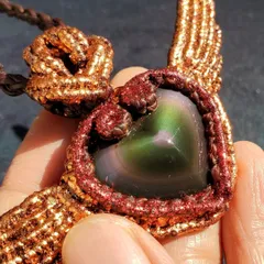 マクラメ編みレインボーオブシディアンのフライングシークレットハート　（パープル＆ピンク）　ペンダント　（魔法アクセサリーシリーズ）