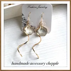 No.829 花びらピアス　大人可愛いピアス　ハンドメイドピアス　イヤリング　ハンドメイドイヤリング　お花のピアス　白いピアス　ホワイトのイヤリング