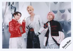 【中古】生写真(STARTO) Snow Man/ラウール・渡辺翔太・佐久間大介/横型・膝上/シングル「BREAKOUT / 君は僕のもの」MV＆ジャケ写オフショット/公式生写真