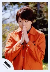 【中古】生写真(ジャニーズ) 嵐/櫻井翔/上半身・衣装オレンジ・両手合わせ・目線左・背景野外/「青空の下、キミのとなり」PV＆ジャケ/公式生写真