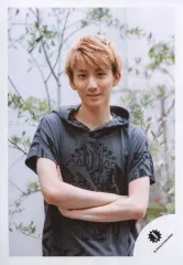 【中古】生写真(ジャニーズ) ジャニーズJr./京本大我/上半身・衣装グレー・腕組み/17秋 SiXTONES・Snow Man「少年たち～Born TOMORROW～」パンフ＆グッズ撮影オフショット/公式生写真