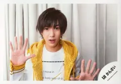 【中古】生写真(ジャニーズ) Lil かんさい/岡崎彪太郎/横型・バストアップ・衣装黄色・白・両手パー・口開け・背景白/「関ジュ 夢の関西アイランド 2020 in 京セラドーム大阪 ～遊びにおいでや!満足 100%～」グッズオフショット/公式生写真