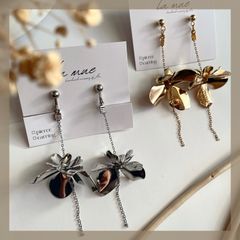 ＊メタルフラワー お花 チェーン 華奢 ハンドメイドピアス イヤリング 揺れる 上品 カジュアル アレルギー対応