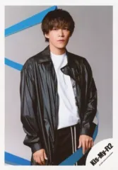 【中古】生写真(ジャニーズ) Kis-My-Ft2/千賀健永/膝上・衣装黒.白・両手下・目線左/「Kis-My-Ft2 LIVE TOUR 2020 To-y2」グッズオフショット/公式生写真