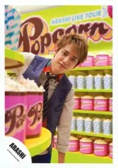 【中古】生写真(ジャニーズ) 嵐/二宮和也/膝上・シャツ白・ベストグレー・背景ポップコーン/公式生写真