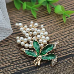 たっぷりパール　ブーケのブローチ／花束グリーンリーフゴールドカラー真珠
