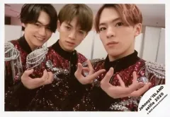 【中古】生写真(ジャニーズ) Travis Japan/松田元太・宮近海斗・松倉海斗/横型・バストアップ・衣装黒・紫・右手ポーズ・松田笑顔・センター宮近/Johnnys’ ISLAND セルフィー 2020/公式生写真