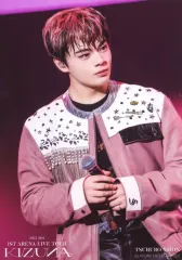 【中古】生写真(男性) JO1/鶴房汐恩/「2022 JO1 1ST ARENA LIVE TOUR ‘KIZUNA’」東京公演限定ステージフォトAセット