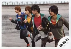 【中古】生写真(ジャニーズ) Kis-My-Ft2/集合(4人)千賀健永・横尾渉・宮田俊哉・二階堂高嗣/横型・膝上・右手上げ・目線左・走り・背景グレー・野外/公式生写真