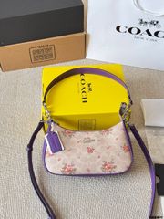 [Celine] トリオンフ ラミネートレザー アンダーアームバッグ - 折り畳みボックス付き | セリーヌ レディースバッグ｜本日限定特価｜新品未使用 Celine] トリオンフ ラミネートレザー アンダーアームバッグ