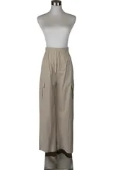 韓国発　ベーシック　カーゴパンツ（すそ絞り無）　柔らか素材の動きやすい一枚　内ポケット　外ポケット　ホワイト　韓国ファッション　トレンド