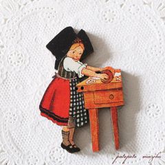 アトリエ ボヌール ドゥ ジュール フランス 製 木製ボタン　ハンジ  HANSI  アルザス  焼き菓子を作っている女の子  手芸 雑貨 小物 アトリエボヌールドゥジュール ボタン