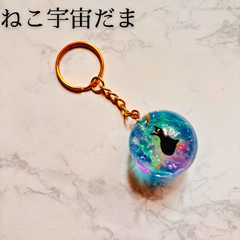 【🌌猫と宇宙の小さな物語🗝️】幻想的なレジンキーホルダー  煌めく銀河を旅する黒猫。吸い込まれるような美しさに、あなたの心も一緒に宇宙へ…💫　レジンでハンドメイド　匿名配送・送料無料でお届け