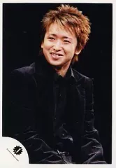 【中古】生写真(ジャニーズ) 嵐/大野智/上半身・衣装黒・体右向き・目線左・笑顔・背景黒/公式生写真