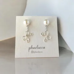 ホワイトパールとワイヤーリボンのピアス／イヤリング （パールシルバー）【入園式　卒園式　ウェディング　二次会】