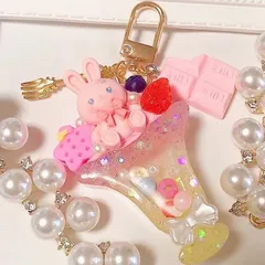 うさちゃんのベリーパフェ◆シェイカーキーホルダー シャカシャカキーホルダー ホイップデコ スイーツデコ チャーム レジン フェイクスイーツ キラキラ ゆめかわいい 名入れ うさぎ いちご ピンク ハート 推し活 ビーズ フルーツ チョコ しぇりるのシェイカー