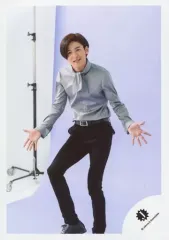 【中古】生写真(ジャニーズ) ジャニーズ/目黒蓮/全身・衣装グレー・両手パー/18春 長谷川純・Snow Man・ジュニア 「滝沢歌舞伎2018」パンフレット撮影オフショット/公式生写真