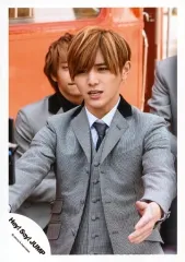 【中古】生写真(ジャニーズ) Hey! Say! JUMP/山田涼介/上半身・衣装グレー白黒・両手前差し出し・目線左下・後ろにメンバー・背景赤・バス/「Funky Time」PV＆ジャケ写撮影/公式生写真