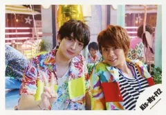 【中古】生写真(ジャニーズ) Kis-My-Ft2/玉森裕太・北山宏光/横型・バストアップ・衣装白・赤・緑・黒・ボーダー柄・玉森右手ピース・口閉じ/「Sha la la☆Summer Time」PV＆ジャケ写撮影/公式生写真
