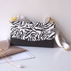 三つ折り手帳型iPhoneケース②【ゼブラ柄】ショルダーストラップ付