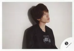 【中古】生写真(ジャニーズ) Snow Man/深澤辰哉/横型・バストアップ・衣装黒・両手下げ・目線右上・背景白/「DREAM BOYS 2014」パンフレット撮影オフショット/公式生写真