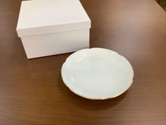 希少】 初期伊万里 古伊万里 白磁 陽刻 花図 盃 杯 小皿 江戸初期