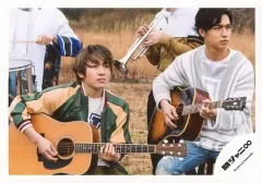 【中古】生写真(ジャニーズ) 関ジャニ∞/安田章大・錦戸亮/横型・安田衣装緑・錦戸衣装白.グレー・ギター・野外/公式生写真