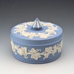 WEDGWOODジャスパーウェア ペールブルー ボーンティフル ベース - メルカリ