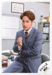 【中古】生写真(ジャニーズ) ジャニーズWEST/桐山照史/膝上・座り・衣装グレー・右手サングラス/「ジャニーズWEST LIVE TOUR 2019 WESTV!」グッズオフショット/公式生写真