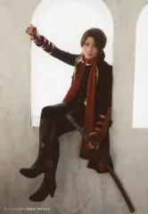 【中古】生写真(男性) 佐藤流司(加州清光)/全身・衣装黒・赤・窓枠座り・右手窓枠・左手刀・「1部衣裳セット」/「ミュージカル『刀剣乱舞』 加州清光 単騎出陣2017」ブロマイド