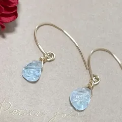 14KGF 宝石質スカイブルートパーズAAA 彫刻 ワイヤー巻きピアス　天然石　つけっぱなし